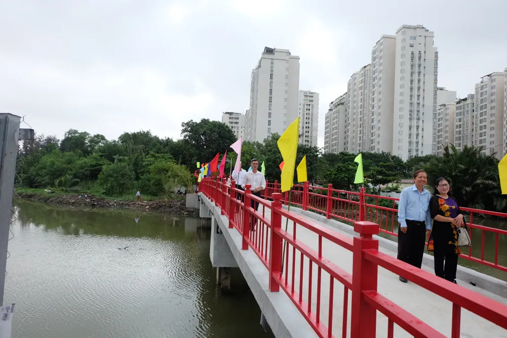 Người dân phấn khởi khi có cầu mới đảm bảo an toàn khi lưu thông Người dân phấn khởi khi có cầu mới đảm bảo an toàn khi lưu thông