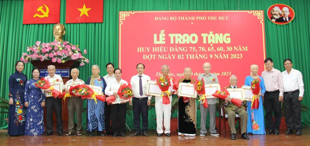 Lãnh đạo TP Thủ Đức trao Huy hiệu Đảng đến các đồng chí nhận Huy hiệu 60 năm tuổi Đảng