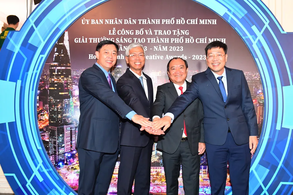 Phó Chủ tịch UBND TPHCM Võ Văn Hoan cùng đại diện các tập thể, cá nhân nhận Giải thưởng Sáng tạo TPHCM lần 3 năm 2023. Ảnh VIỆT DŨNG Phó Chủ tịch UBND TPHCM Võ Văn Hoan cùng đại diện các tập thể, cá nhân nhận Giải thưởng Sáng tạo TPHCM lần 3 năm 2023. Ảnh VIỆT DŨNG