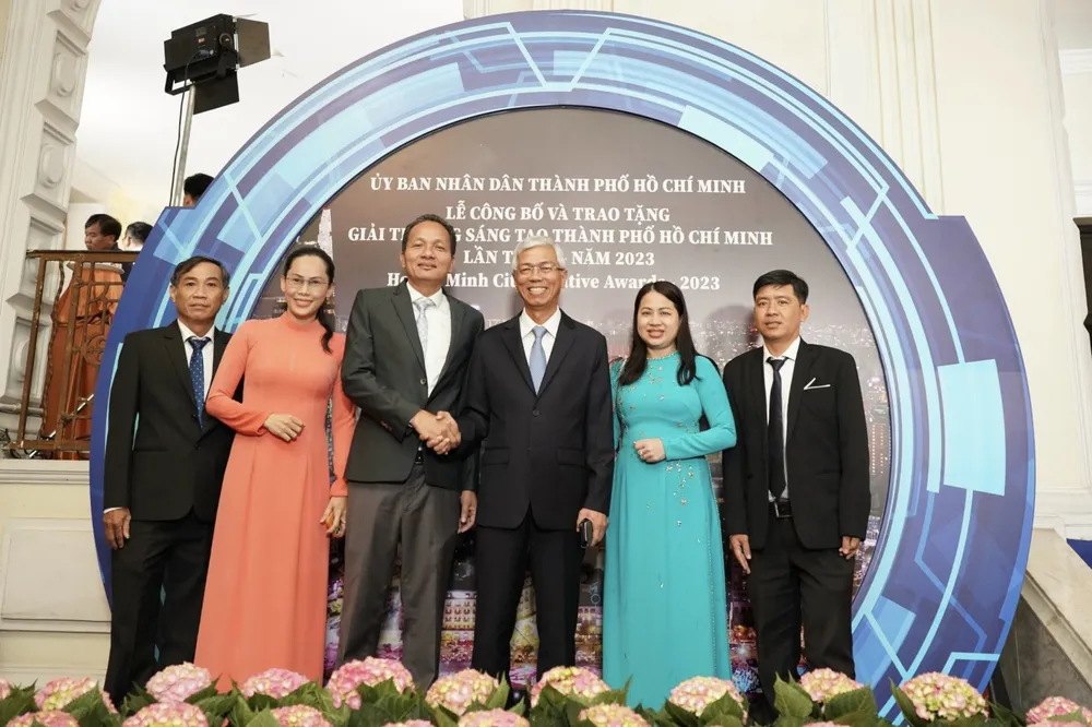 Phó Chủ tịch UBND TPHCM Võ Văn Hoan chúc mừng nhóm tác giả Tổng Công ty Cấp nước Sài Gòn đạt Giải thưởng Sáng tạo TPHCM lần 3 Phó Chủ tịch UBND TPHCM Võ Văn Hoan chúc mừng nhóm tác giả Tổng Công ty Cấp nước Sài Gòn đạt Giải thưởng Sáng tạo TPHCM lần 3