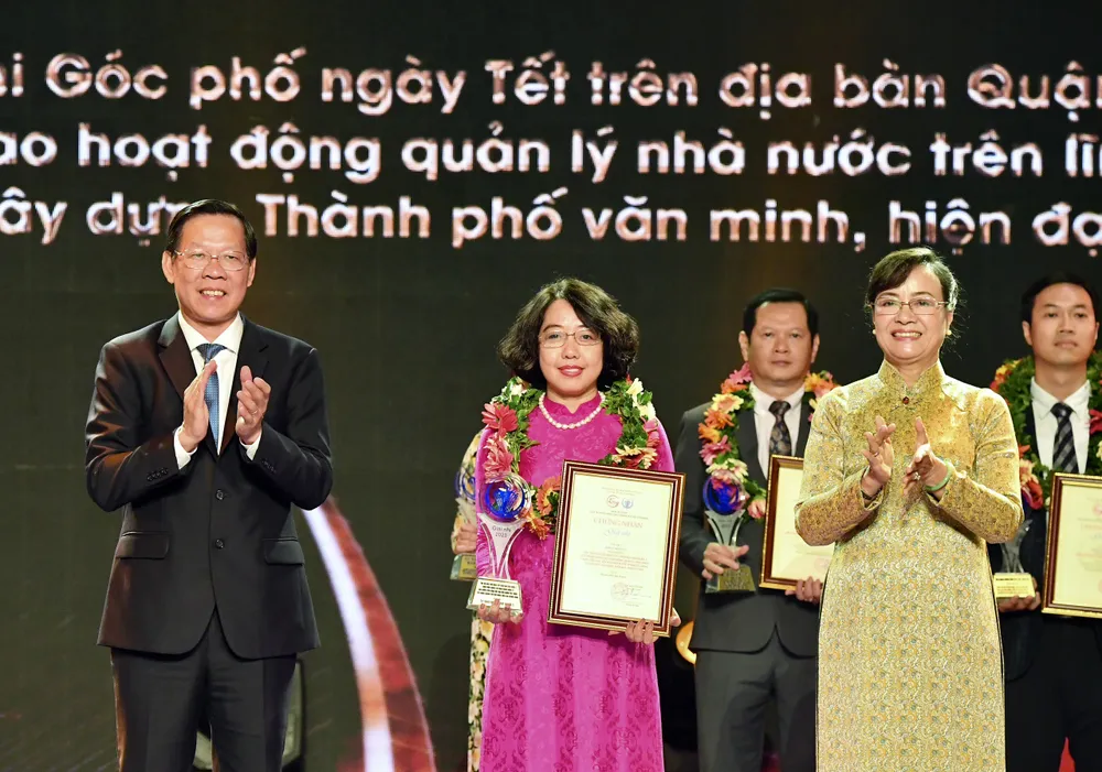 Chủ tịch UBND TPHCM Phan Văn Mãi và nguyên Chủ tịch HĐND TPHCM Nguyễn Thị Quyết Tâm trao giải Nhì hội thi Góc phố ngày Tết của quận 1. Ảnh: VIỆT DŨNG Chủ tịch UBND TPHCM Phan Văn Mãi và nguyên Chủ tịch HĐND TPHCM Nguyễn Thị Quyết Tâm trao giải Nhì hội thi Góc phố ngày Tết của quận 1. Ảnh: VIỆT DŨNG