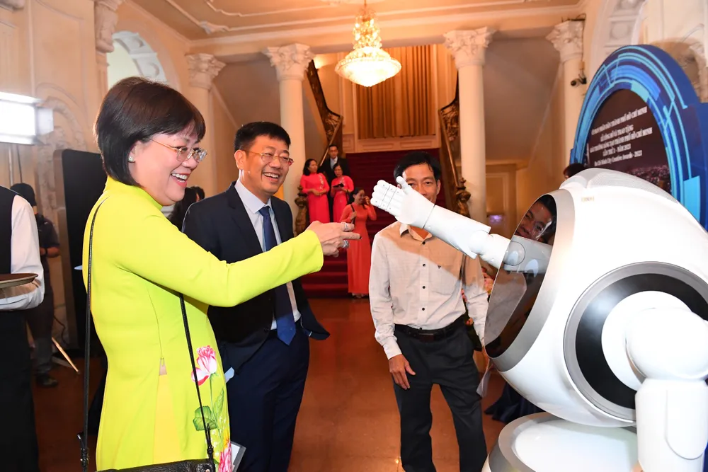 Các tác giả, đại diện các tập thể nhận giải giao lưu với Robot tại lễ trao giải. Ảnh VIỆT DŨNG Các tác giả, đại diện các tập thể nhận giải giao lưu với Robot tại lễ trao giải. Ảnh VIỆT DŨNG