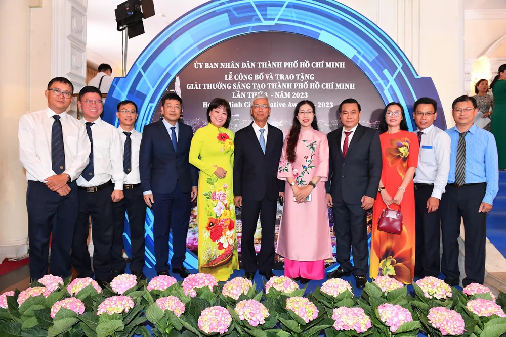 Các tập thể, cá nhân nhận Giải thưởng Sáng tạo TPHCM lần 3 năm 2023. Ảnh: VIỆT DŨNG Các tập thể, cá nhân nhận Giải thưởng Sáng tạo TPHCM lần 3 năm 2023. Ảnh: VIỆT DŨNG