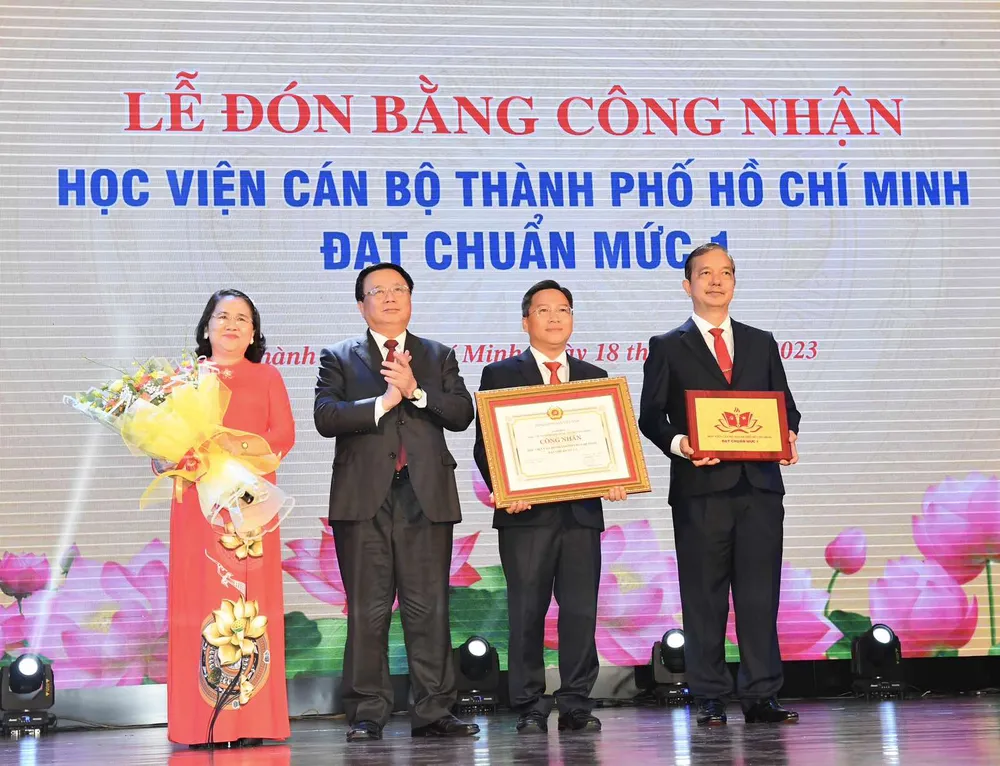 Giám đốc Học viện Chính trị quốc gia Hồ Chí Minh Nguyễn Xuân Thắng trao Bằng công nhận Học viện Cán bộ TPHCM đạt chuẩn mức 1 đến Ban Giám đốc Học viện Cán bộ TPHCM. Ảnh: VIỆT DŨNG Giám đốc Học viện Chính trị quốc gia Hồ Chí Minh Nguyễn Xuân Thắng trao Bằng công nhận Học viện Cán bộ TPHCM đạt chuẩn mức 1 đến Ban Giám đốc Học viện Cán bộ TPHCM. Ảnh: VIỆT DŨNG