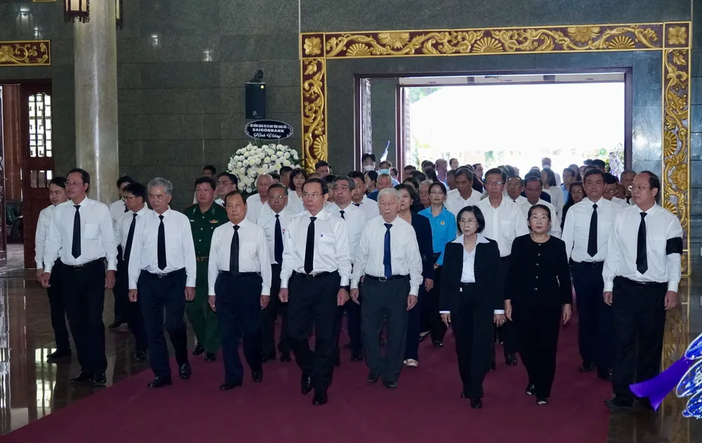 Đoàn Thành ủy - HĐND – UBND - Ủy ban MTTQ Việt Nam TPHCM do đồng chí Nguyễn Văn Nên, Ủy viên Bộ Chính trị, Bí thư Thành ủy TPHCM làm trưởng đoàn đến viếng đồng chí Nguyễn Ngọc Ẩn. Ảnh: HOÀNG HÙNG Đoàn Thành ủy - HĐND – UBND - Ủy ban MTTQ Việt Nam TPHCM do đồng chí Nguyễn Văn Nên, Ủy viên Bộ Chính trị, Bí thư Thành ủy TPHCM làm trưởng đoàn đến viếng đồng chí Nguyễn Ngọc Ẩn. Ảnh: HOÀNG HÙNG