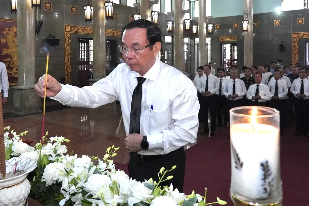 Đồng chí Nguyễn Văn Nên, Ủy viên Bộ Chính trị, Bí thư Thành ủy TPHCM đến viếng đồng chí Nguyễn Ngọc Ẩn. Ảnh: HOÀNG HÙNG Đồng chí Nguyễn Văn Nên, Ủy viên Bộ Chính trị, Bí thư Thành ủy TPHCM đến viếng đồng chí Nguyễn Ngọc Ẩn. Ảnh: HOÀNG HÙNG