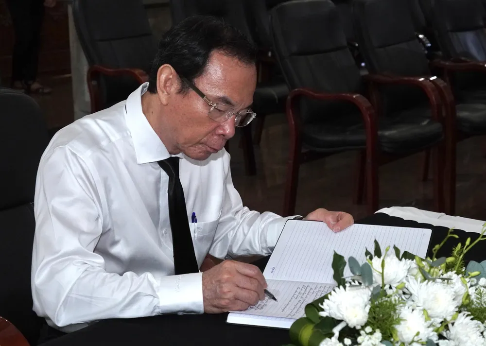 Bí thư Thành ủy TPHCM Nguyễn Văn Nên viết sổ tang tại lễ tang đồng chí Nguyễn Ngọc Ẩn. Ảnh: HOÀNG HÙNG Bí thư Thành ủy TPHCM Nguyễn Văn Nên viết sổ tang tại lễ tang đồng chí Nguyễn Ngọc Ẩn. Ảnh: HOÀNG HÙNG