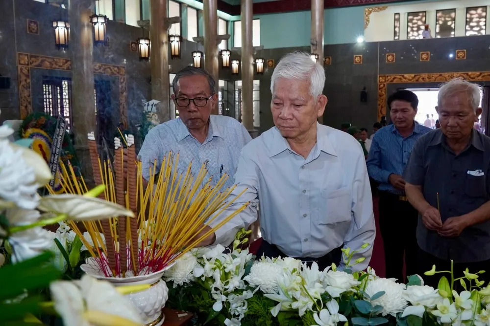 Nguyên Chủ tịch nước Nguyễn Minh Triết đến viếng đồng chí Nguyễn Ngọc Ẩn. Ảnh: HOÀNG HÙNG Nguyên Chủ tịch nước Nguyễn Minh Triết đến viếng đồng chí Nguyễn Ngọc Ẩn. Ảnh: HOÀNG HÙNG