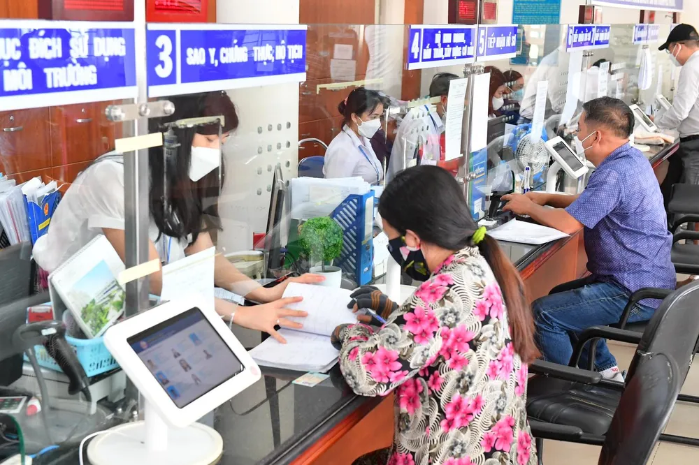 Người dân đến giải quyết thủ tục hành chính tại Bộ phận tiếp nhận và trả kết quả hồ sơ hành chính tại TP Thủ Đức. Ảnh: VIỆT DŨNG Người dân đến giải quyết thủ tục hành chính tại Bộ phận tiếp nhận và trả kết quả hồ sơ hành chính tại TP Thủ Đức. Ảnh: VIỆT DŨNG