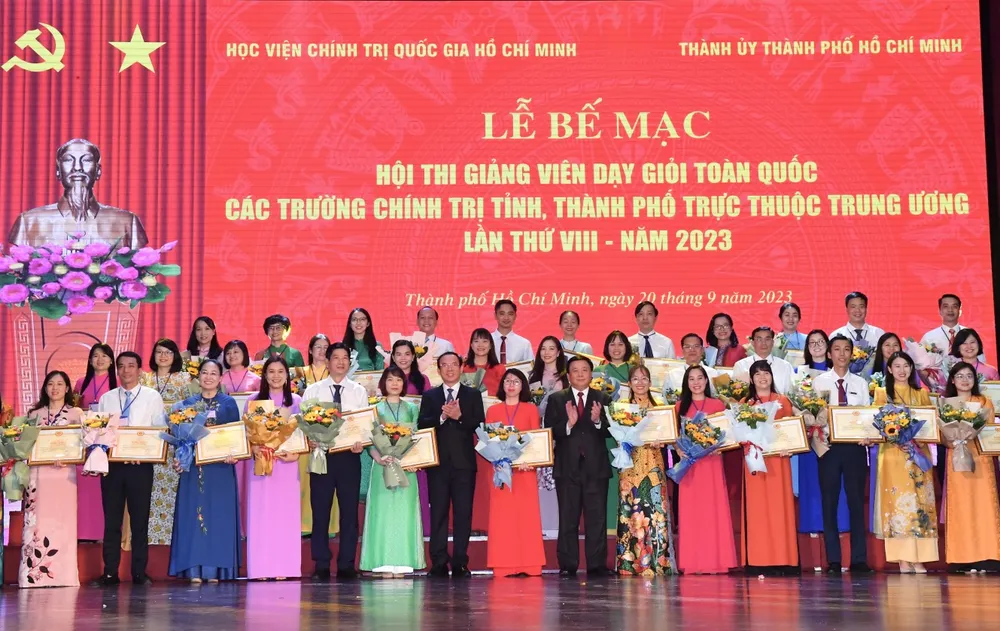 Các đồng chí Trưởng Ban Chỉ đạo hội thi trao giấy chứng nhận cho các giảng viên đạt danh hiệu giảng viên xuất sắc. Ảnh: VIỆT DŨNG Các đồng chí Trưởng Ban Chỉ đạo hội thi trao giấy chứng nhận cho các giảng viên đạt danh hiệu giảng viên xuất sắc. Ảnh: VIỆT DŨNG