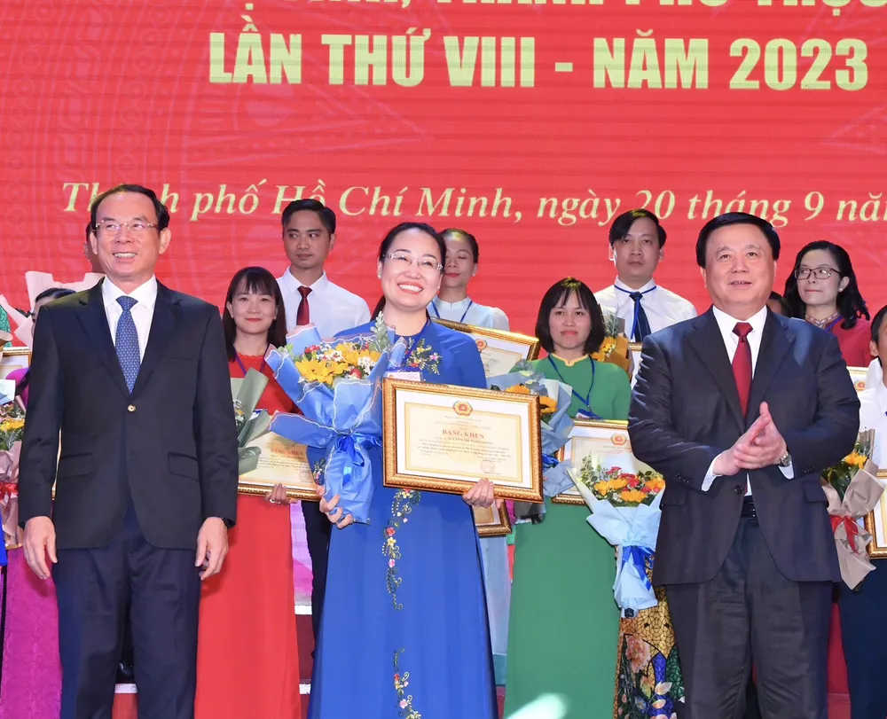 Các đồng chí Trưởng Ban Chỉ đạo hội thi trao Bằng khen của Giám đốc Học viện Chính trị quốc gia Hồ Chí Minh cho các giảng đạt danh hiệu giảng viên xuất sắc. Ảnh: VIỆT DŨNG Các đồng chí Trưởng Ban Chỉ đạo hội thi trao Bằng khen của Giám đốc Học viện Chính trị quốc gia Hồ Chí Minh cho các giảng đạt danh hiệu giảng viên xuất sắc. Ảnh: VIỆT DŨNG