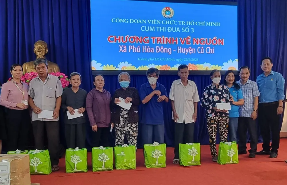 Cụm thi đua số 3 - Công đoàn Viên chức TPHCM trao quà cho các gia đình chính sách tại xã Phú Hòa Đông (huyện Củ Chi)