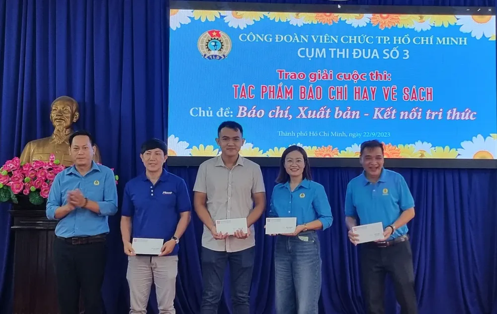 Đại diện Công đoàn cơ sở Báo SGGP (giữa) nhận giải ba cuộc thi “Tác phẩm báo chí hay về sách” với chủ đề “Báo chí, xuất bản - Kết nối tri thức” với tác phẩm Chỉ cần một ngôi trường nhỏ