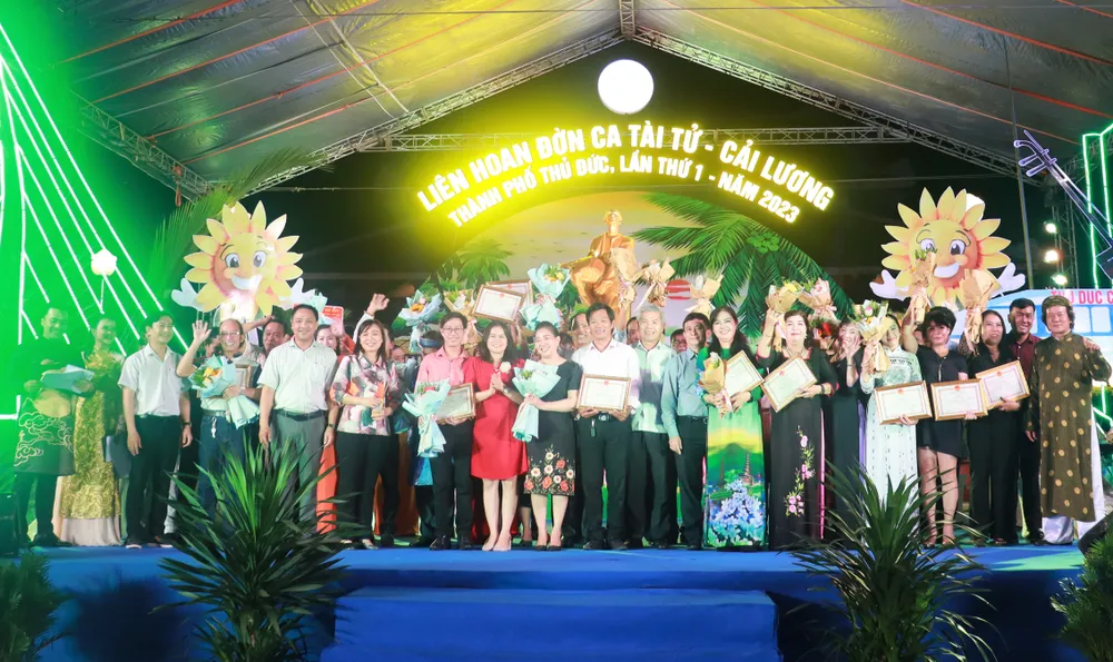 Các đại biểu chụp hình lưu niệm với thí sinh đoạt giải tại liên hoan