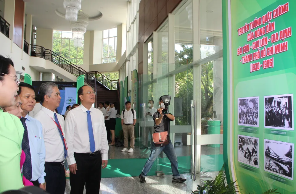 Các đại biểu tham quan các khu vực triển lãm tại đại hội. Ảnh: TRẦN YÊN Các đại biểu tham quan các khu vực triển lãm tại đại hội. Ảnh: TRẦN YÊN