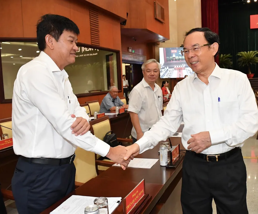 Bí thư Thành ủy TPHCM Nguyễn Văn Nên trao đổi với các đại biểu tham dự hội nghị. Ảnh: VIỆT DŨNG