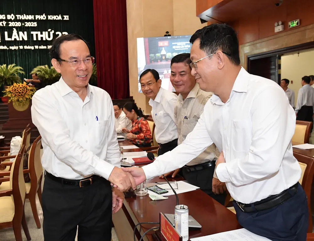 Bí thư Thành ủy TPHCM Nguyễn Văn Nên trao đổi với các đại biểu tham dự hội nghị. Ảnh: VIỆT DŨNG Bí thư Thành ủy TPHCM Nguyễn Văn Nên trao đổi với các đại biểu tham dự hội nghị. Ảnh: VIỆT DŨNG