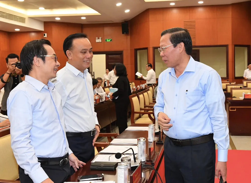 Chủ tịch UBND TPHCM Phan Văn Mãi trao đổi với các đại biểu tham dự hội nghị. Ảnh: VIỆT DŨNG