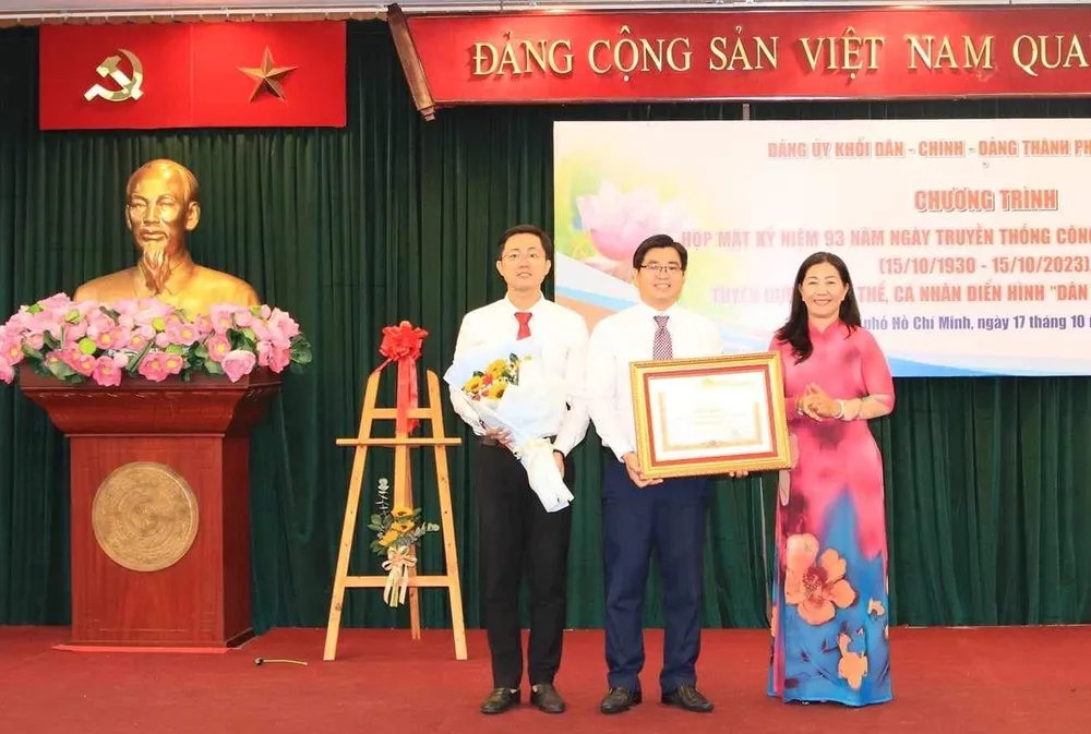 Đại diện Ban Dân vận Đảng ủy khối nhận Bằng khen của Thủ tướng Chính phủ