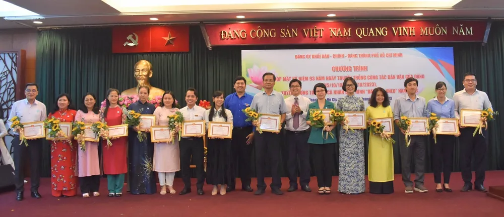 Đảng ủy Khối Dân - Chính - Đảng TPHCM tặng giấy khen đến các tập thể, cá nhân điển hình &quot;Dân vận khéo&quot; năm 2023