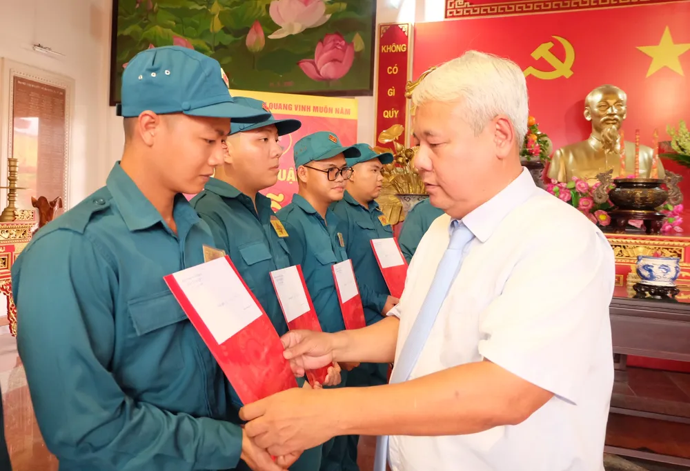 Bí thư Quận ủy quận 7 Võ Khắc Thái trao quyết định kết nạp đảng cho các đảng viên mới Bí thư Quận ủy quận 7 Võ Khắc Thái trao quyết định kết nạp đảng cho các đảng viên mới