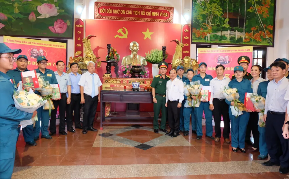 Dịp này, Quận ủy quận 7 đã kết nạp 13 quần chúng là dân quân thường trực Dịp này, Quận ủy quận 7 đã kết nạp 13 quần chúng là dân quân thường trực