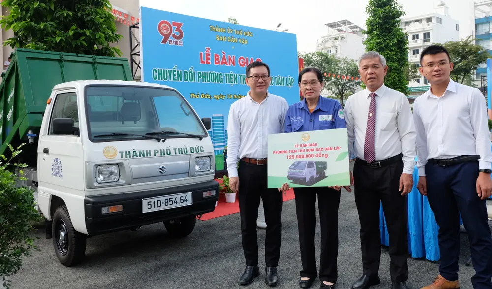 Dịp này, Ban Dân vận Thành ủy TP Thủ Đức trao tặng phương tiện thu gom rác cho 2 đường dây thu gom rác dân lập trên địa bàn