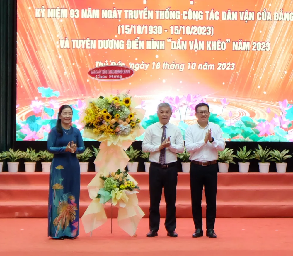 Đồng chí Nguyễn Thị Bạch Mai, Thành ủy viên, Phó Trưởng ban Thường trực Ban Dân vận Thành ủy TPHCM tặng hoa của Ban Dân vận Thành ủy TPHCM chúc mừng Ban Dân vận Thành ủy TP Thủ Đức