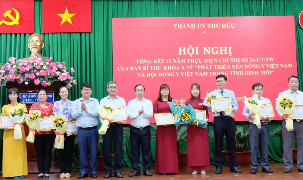 Phó Bí thư Thường trực Thành ủy TP Thủ Đức Nguyễn Phước Hưng trao khen thưởng cho các tập thể