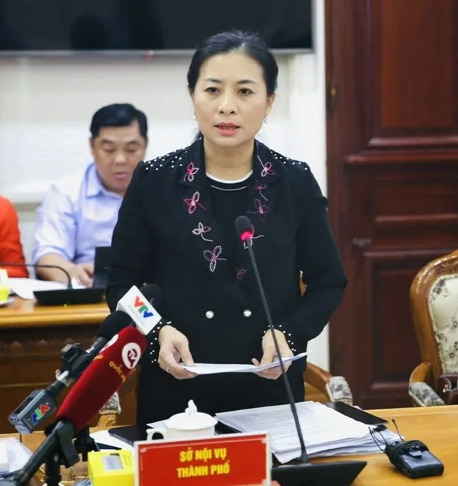 Phó Giám đốc Sở Nội vụ TPHCM Phan Kiều Thanh Hương báo cáo tại buổi giám sát Phó Giám đốc Sở Nội vụ TPHCM Phan Kiều Thanh Hương báo cáo tại buổi giám sát