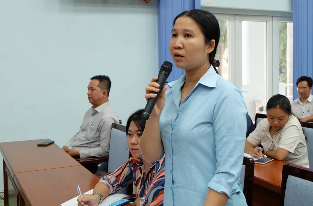 Đại biểu nêu ý kiến tại hội nghị Đại biểu nêu ý kiến tại hội nghị