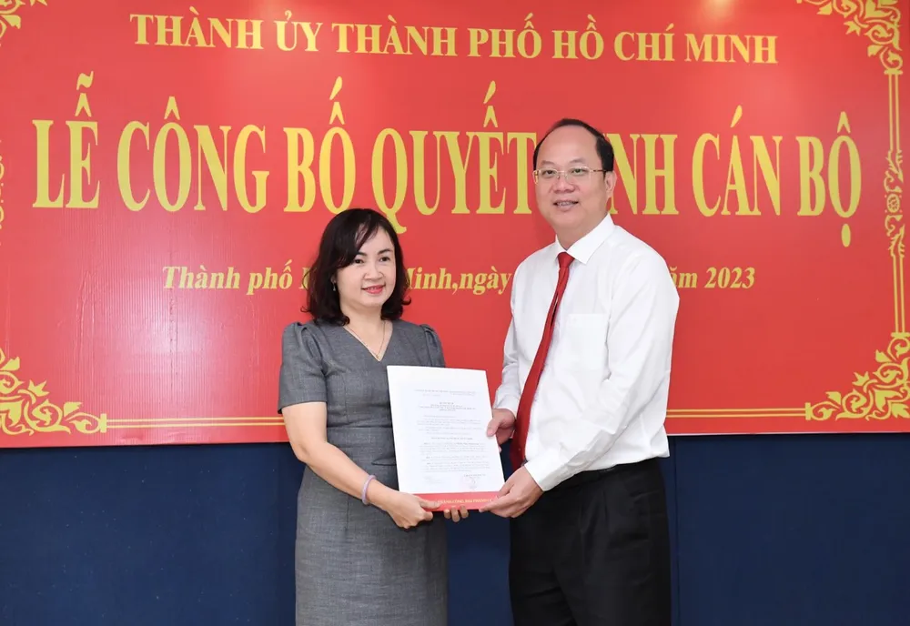 Đồng chí Nguyễn Hồ Hải trao quyết định điều động, chỉ định đồng chí Nguyễn Thụy Tường Linh làm Phó Bí thư Đảng ủy Saigontourist. Ảnh: VIỆT DŨNG