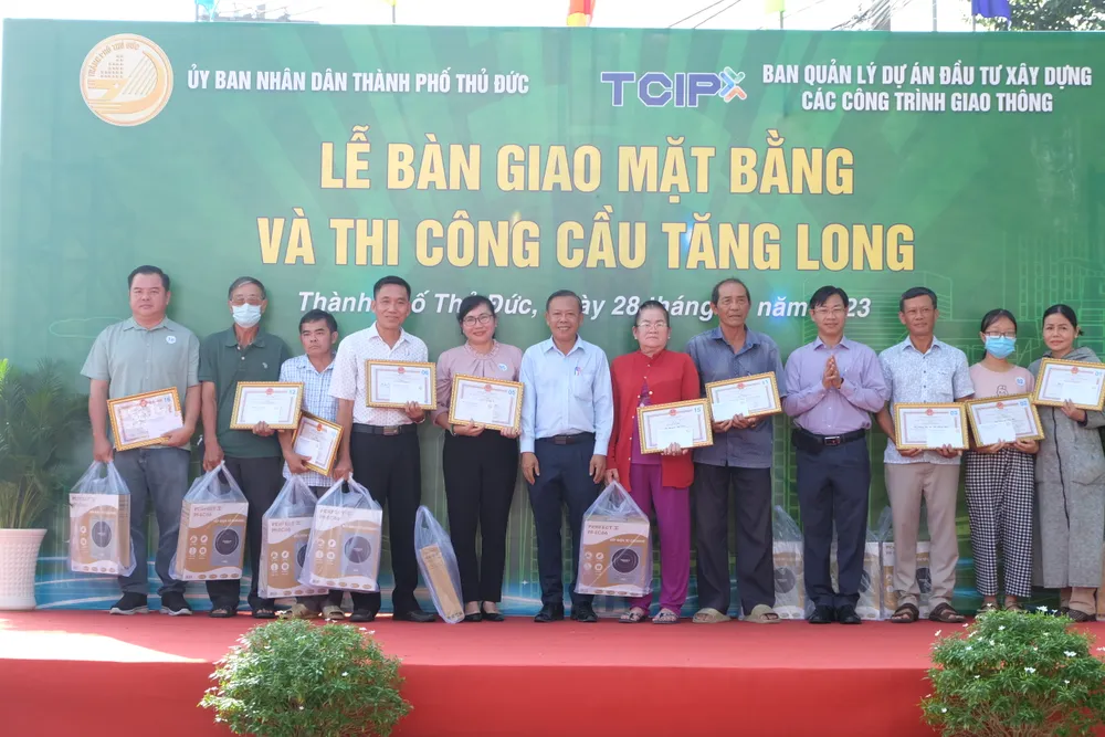 Bí thư Thành ủy TP Thủ Đức Nguyễn Hữu Hiệp và Phó Trưởng Ban Đô thị HĐND TPHCM Lê Xuân Viên tặng quà các hộ dân bị ảnh hưởng bởi dự án. Ảnh: THU HƯỜNG Bí thư Thành ủy TP Thủ Đức Nguyễn Hữu Hiệp và Phó Trưởng Ban Đô thị HĐND TPHCM Lê Xuân Viên tặng quà các hộ dân bị ảnh hưởng bởi dự án. Ảnh: THU HƯỜNG