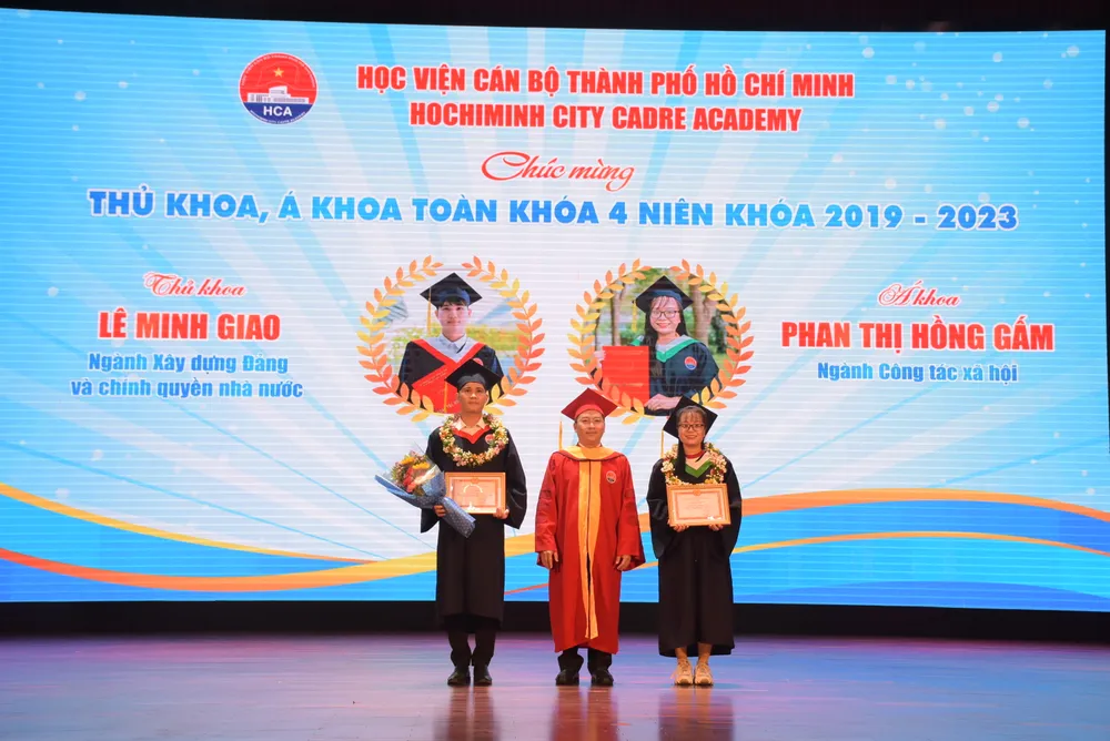 PGS.TS Nguyễn Tấn Phát trao khen thưởng cho thủ khoa, á khoa toàn khoá 4 PGS.TS Nguyễn Tấn Phát trao khen thưởng cho thủ khoa, á khoa toàn khoá 4