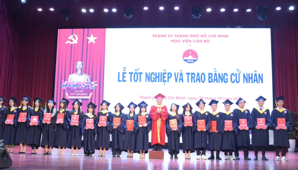 Giám đốc Học viện Cán bộ TPHCM Nguyễn Tấn Phát trao bằng tốt nghiệp cho các tân cử nhân Giám đốc Học viện Cán bộ TPHCM Nguyễn Tấn Phát trao bằng tốt nghiệp cho các tân cử nhân