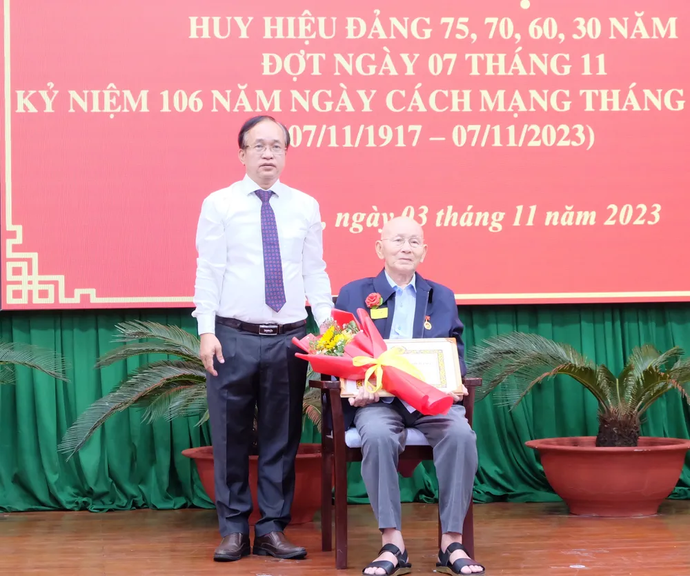 Phó Bí thư Thường trực Thành ủy TP Thủ Đức Nguyễn Phước Hưng trao Huy hiệu 70 năm tuổi Đảng đến đồng chí Nguyễn Văn Đốc (Đảng bộ phường Long Bình)