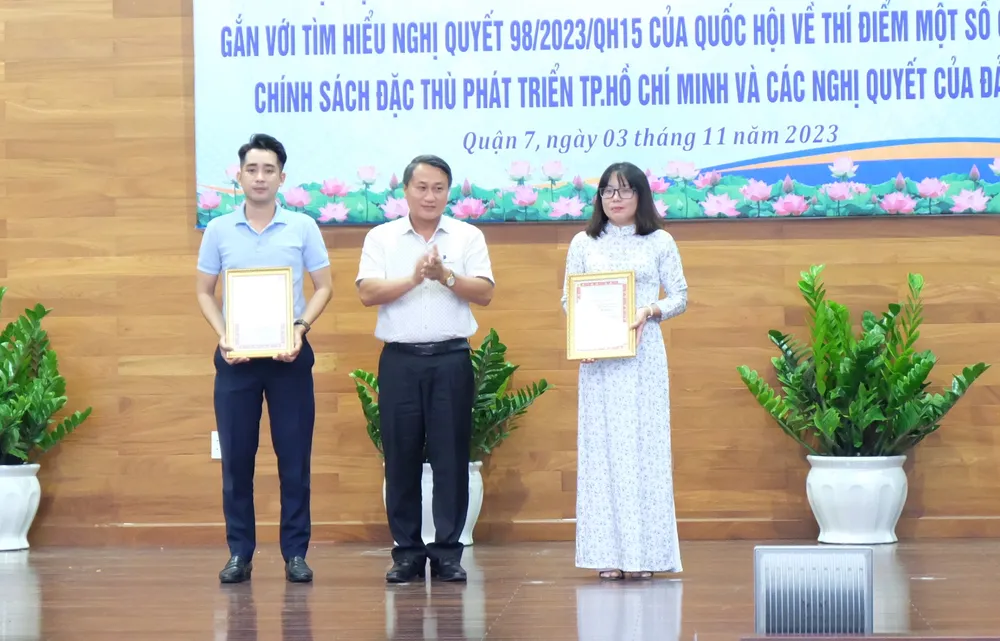 Phó Bí thư Thường trực Quận ủy quận 7 Trần Chí Dũng trao giải Nhất và giải đơn vị đơn vị có nhiều thí sinh dự ở hình thức thi trực tuyến Phó Bí thư Thường trực Quận ủy quận 7 Trần Chí Dũng trao giải Nhất và giải đơn vị đơn vị có nhiều thí sinh dự ở hình thức thi trực tuyến