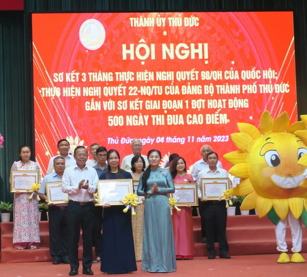 Bí thư Thành ủy TP Thủ Đức Nguyễn Hữu Hiệp và Phó Giám đốc Sở Nội vụ Phan Kiều Thanh Hương trao giải Nhất Cuộc thi hiến kế về thực hiện Nghị quyết 98 cho tác giả đoạt giải