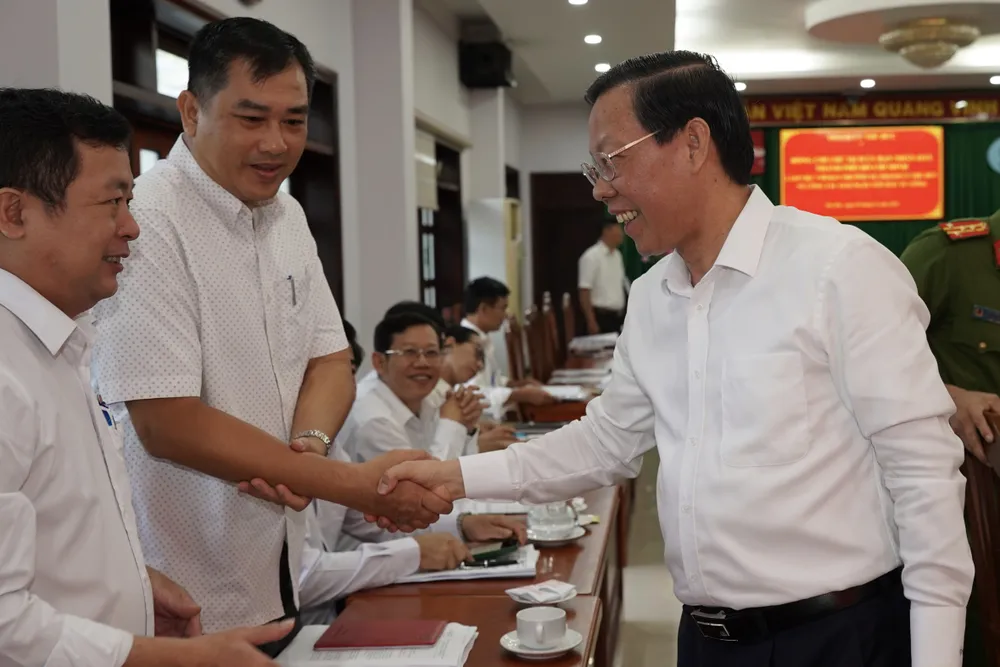 Chủ tịch UBND TPHCM Phan Văn Mãi trao đổi với các đại biểu trước buổi làm việc. Ảnh: HOÀNG HÙNG Chủ tịch UBND TPHCM Phan Văn Mãi trao đổi với các đại biểu trước buổi làm việc. Ảnh: HOÀNG HÙNG