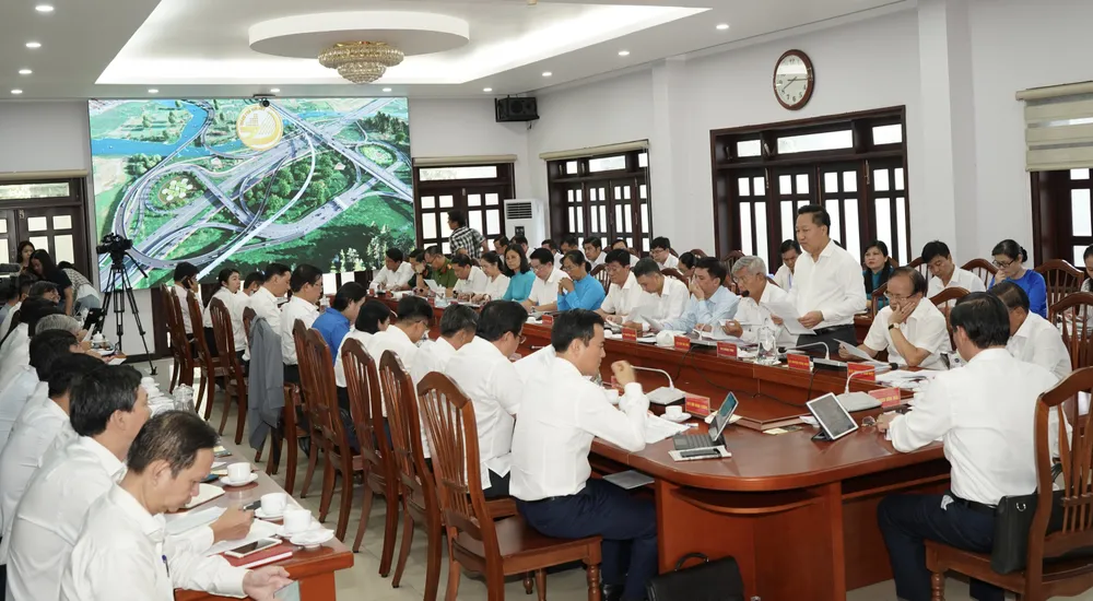 Chủ tịch UBND TP Thủ Đức báo cáo với đoàn công tác. Ảnh: HOÀNG HÙNG Chủ tịch UBND TP Thủ Đức báo cáo với đoàn công tác. Ảnh: HOÀNG HÙNG