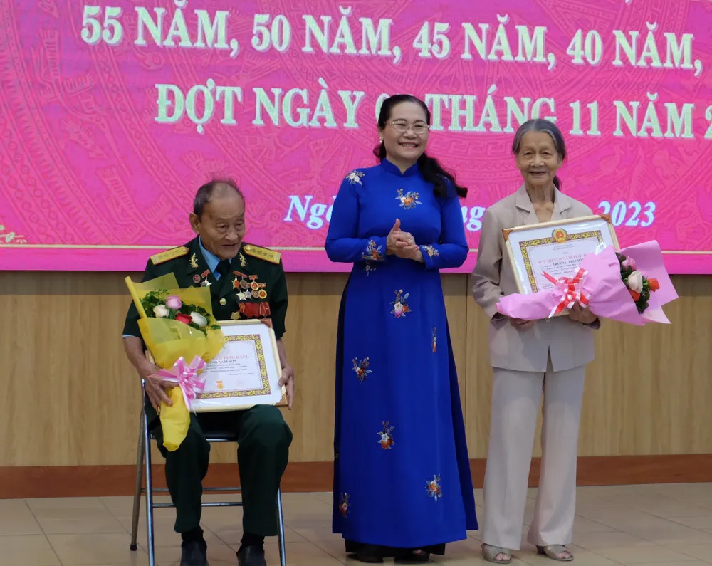 Phó Bí thư Thành ủy TPHCM, Chủ tịch HĐND TPHCM Nguyễn Thị Lệ trao tặng Huy hiệu 75 năm tuổi Đảng đến các đồng chí đảng viên