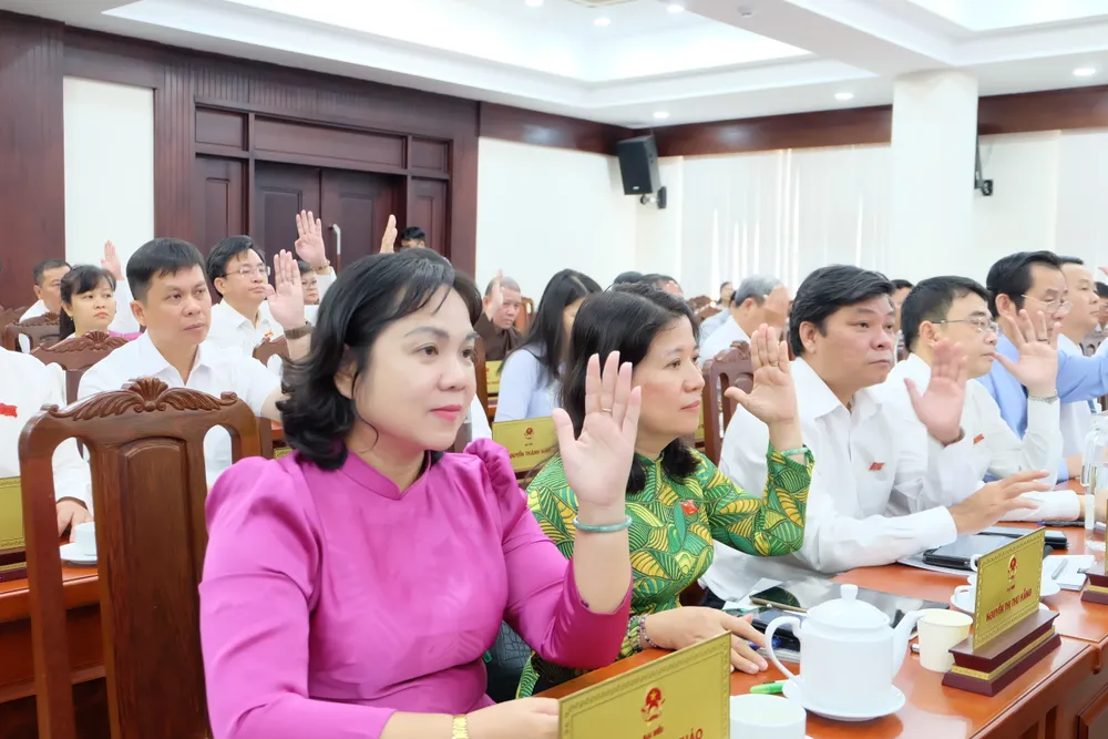 Các đại biểu thông qua các tờ trình Các đại biểu thông qua các tờ trình