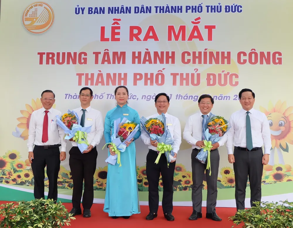 Bí thư Thành ủy TP Thủ Đức Nguyễn Hữu Hiệp và Chủ tịch UBND TP Thủ Đức Hoàng Tùng chúc mừng Ban Giám đốc Trung tâm Hành chính công TP Thủ Đức Bí thư Thành ủy TP Thủ Đức Nguyễn Hữu Hiệp và Chủ tịch UBND TP Thủ Đức Hoàng Tùng chúc mừng Ban Giám đốc Trung tâm Hành chính công TP Thủ Đức