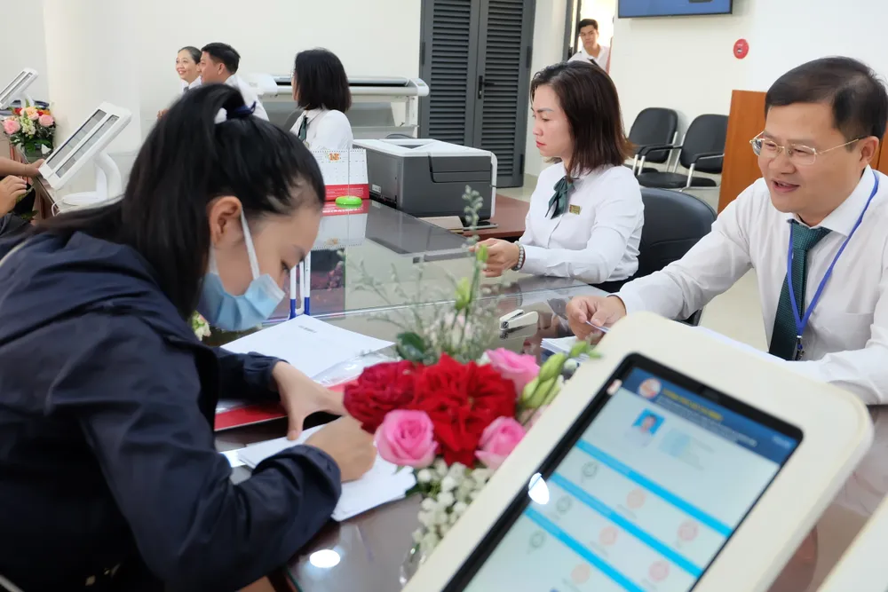 Người dân đến làm thủ tục hành chính tại Trung tâm Hành chính công TP Thủ Đức Người dân đến làm thủ tục hành chính tại Trung tâm Hành chính công TP Thủ Đức