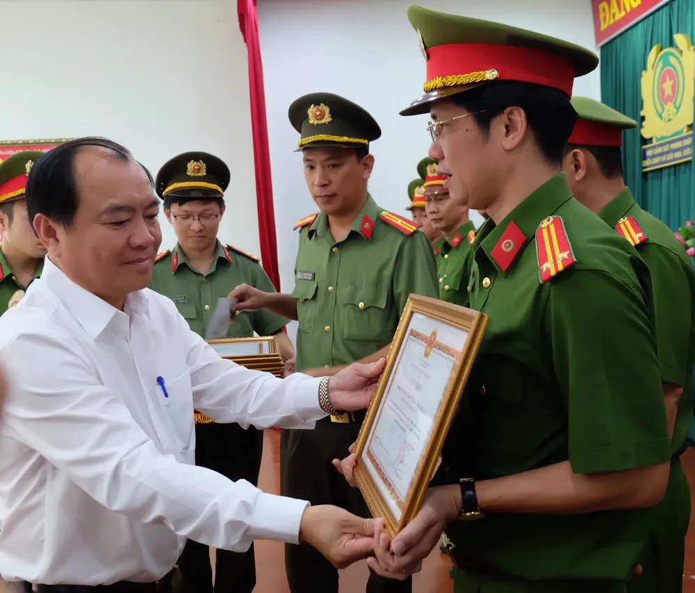 Phó Chủ tịch UBND quận 7 Lê Văn Thành khen thưởng các tập thể tham gia chữa cháy kho hàng