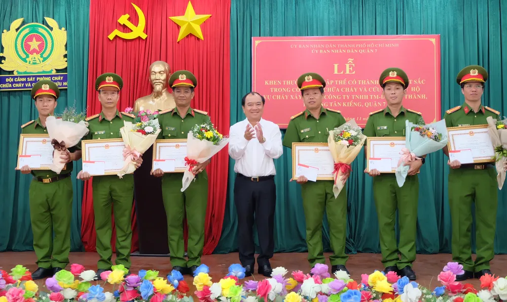 Các tập thể tham gia chữa cháy và cứu nạn cứu hộ trong vụ cháy xảy ra tại Công ty TNHH TM-DV Đức Thành được UBND quận 7 thưởng nóng