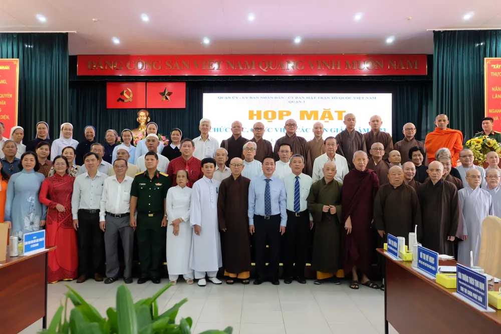 Các đại biểu tham dự buổi họp mặt chụp hình lưu niệm Các đại biểu tham dự buổi họp mặt chụp hình lưu niệm