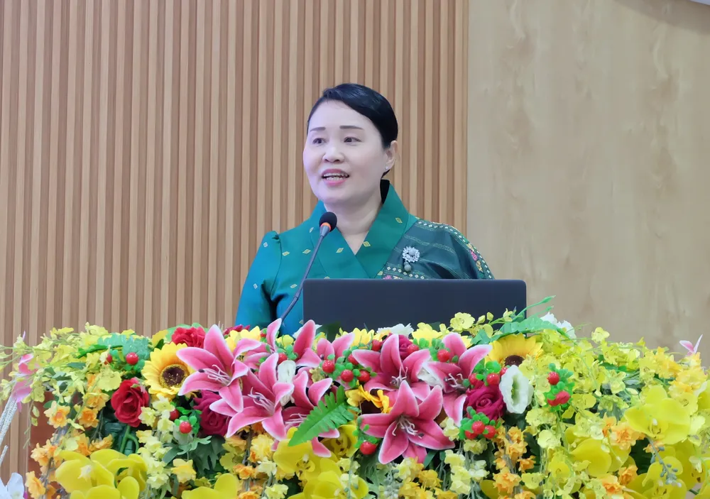 Hiệu trưởng Trường Chính trị - Hành chính Thủ đô Viêng Chăn Viengphone Keokhunsi báo cáo đề dẫn hội thảo Hiệu trưởng Trường Chính trị - Hành chính Thủ đô Viêng Chăn Viengphone Keokhunsi báo cáo đề dẫn hội thảo