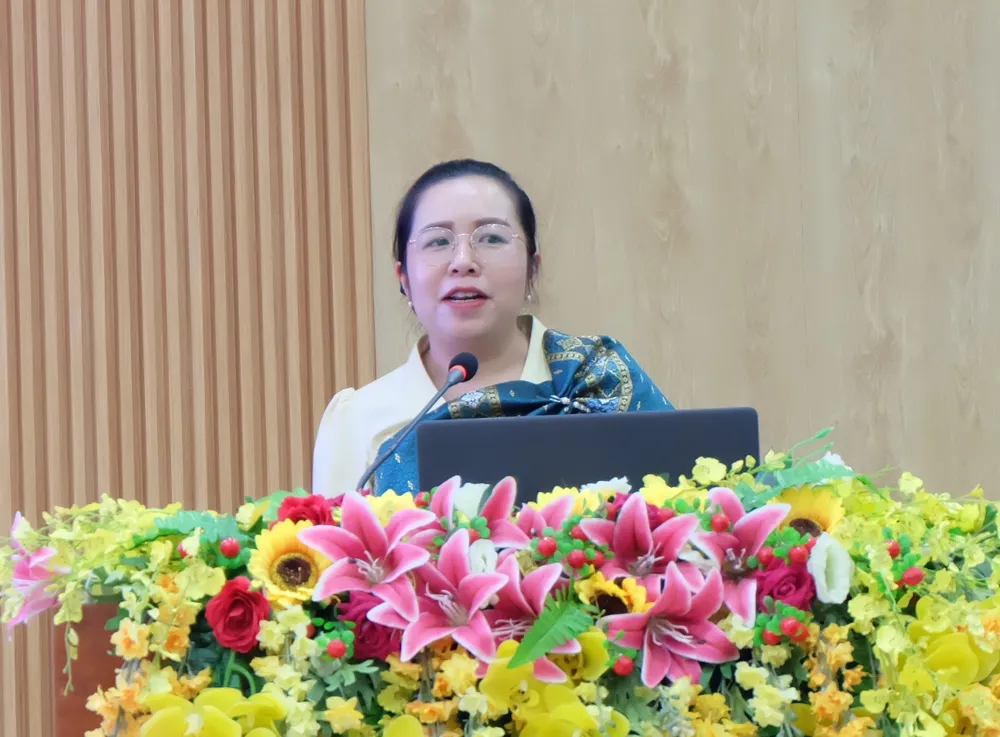 Thạc sĩ Oiychai Vilaiphone, giảng viên Trường Chính trị - Hành chính Thủ đô Viêng Chăn (Lào) đề cập đến hoạt động giám sát của đại biểu HĐND đối với cán bộ, đảng viên tại Viêng Chăn Thạc sĩ Oiychai Vilaiphone, giảng viên Trường Chính trị - Hành chính Thủ đô Viêng Chăn (Lào) đề cập đến hoạt động giám sát của đại biểu HĐND đối với cán bộ, đảng viên tại Viêng Chăn