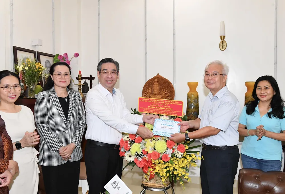 Phó Bí thư Thành ủy TPHCM Nguyễn Phước Lộc thăm, chúc mừng PGS-TS Phan Thanh Bình nhân Ngày Nhà giáo Việt Nam. Ảnh: VIỆT DŨNG Phó Bí thư Thành ủy TPHCM Nguyễn Phước Lộc thăm, chúc mừng PGS-TS Phan Thanh Bình nhân Ngày Nhà giáo Việt Nam. Ảnh: VIỆT DŨNG